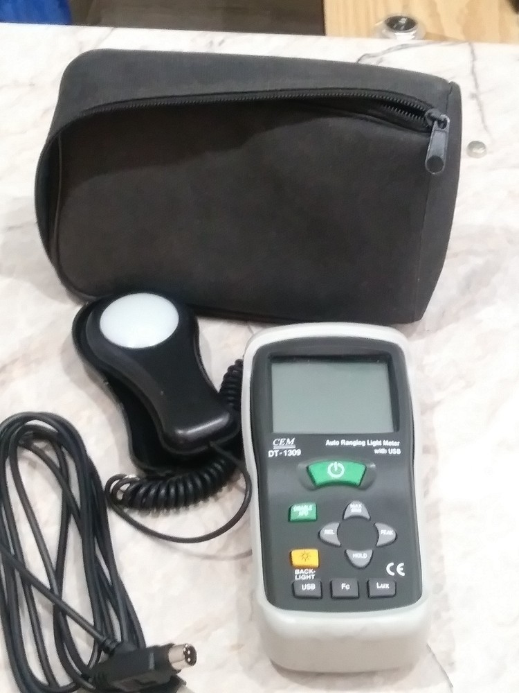 CEM DT-1309 / Auto Ranging  Light Meter With  usb & Case
