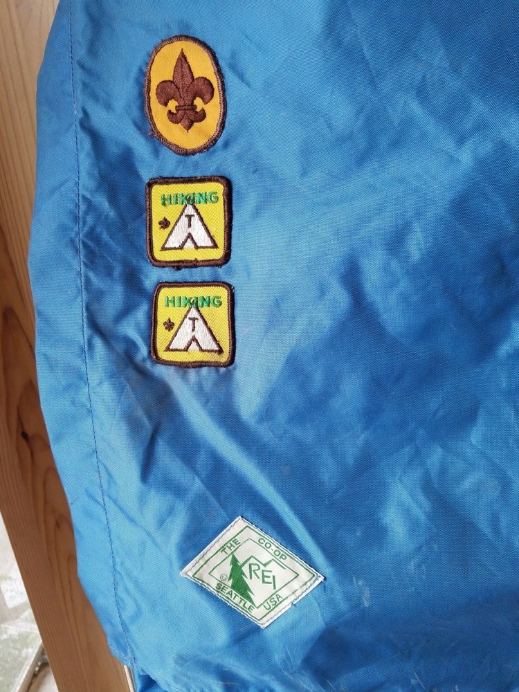 REI CO-OP BLUE HIKING BACKPACK ALUMINUM OUTER FRAME. MULTI POCKET.