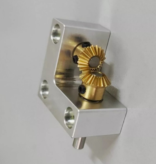 1PC Right Angle Commutator Small Bevel Gearbox 90° Drive Angle Converter 4mm 1:1