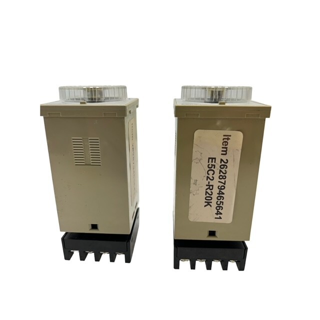 OMRON TEMP CONTROLLER WITH SOCKET E5C2-R20K P3G-08 LOT OF 2