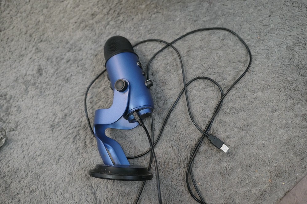 Blue Yeti Professional Multi-Pattern USB Microphone P/N: 888-000328