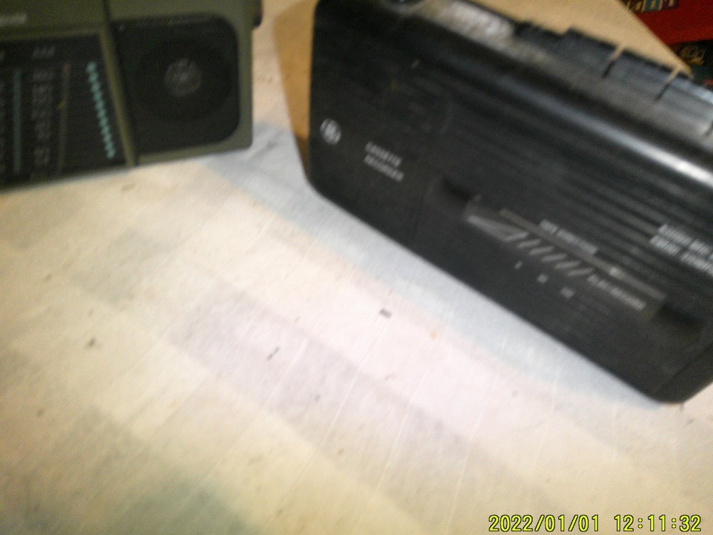 3 OLD HANDHELD CASSETTE RADIO STEREO AUTO REVERSE GE UNTESTED