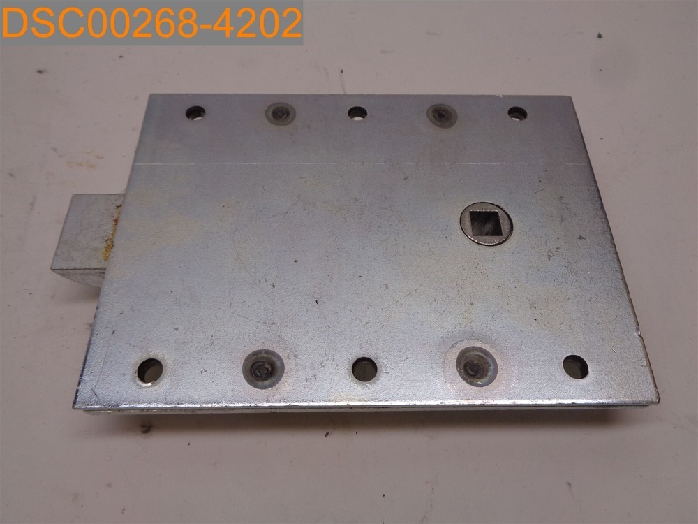HAS LITTLE RUST: LATCH 5P5039