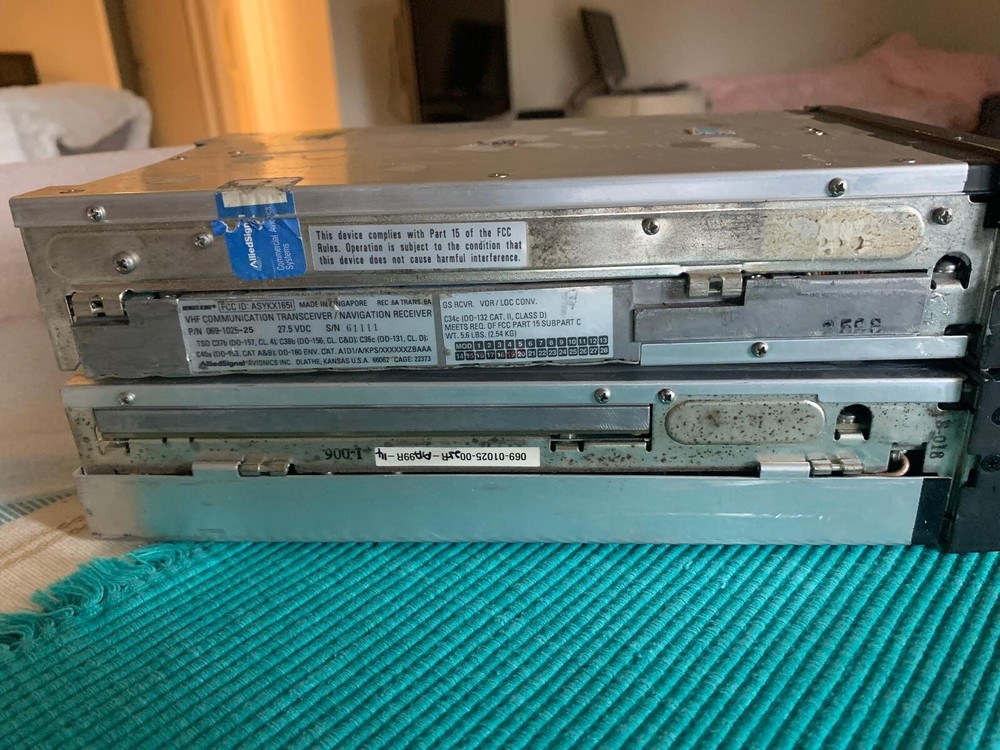 2) Bendix King KX-165 Nav/Com radios 28V