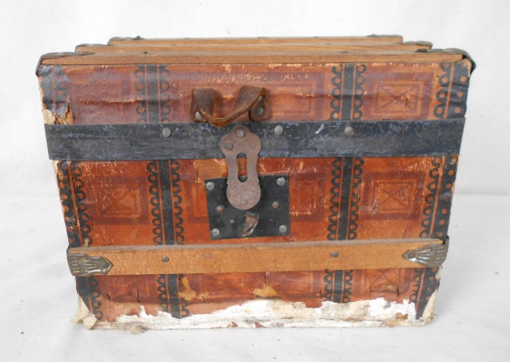 ANTIQUE VICTORIAN CHILD'S DOLL TRUNK