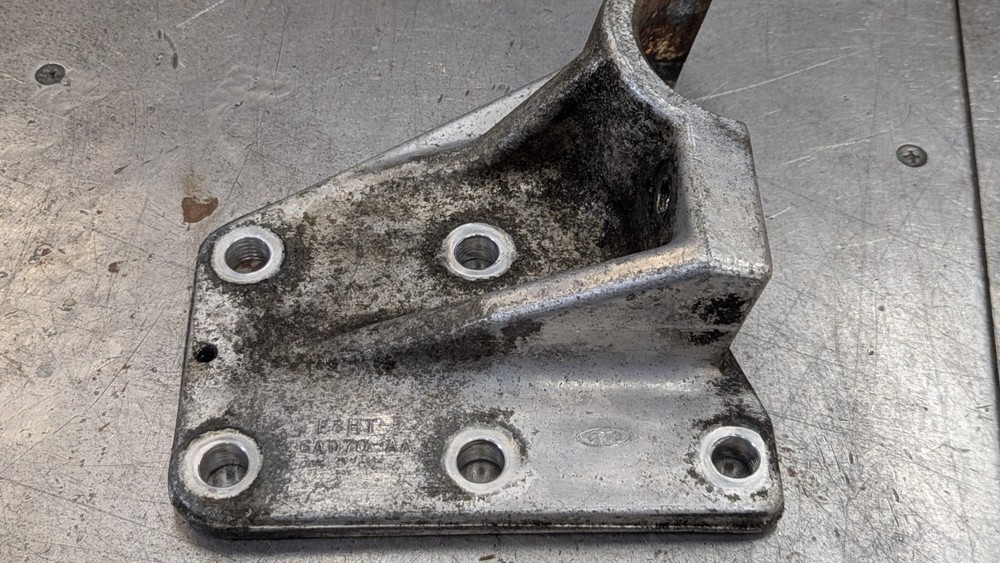 E8HT-6A070-AA Ford Caterpillar Rear Engine Motor Mount CAT 3406