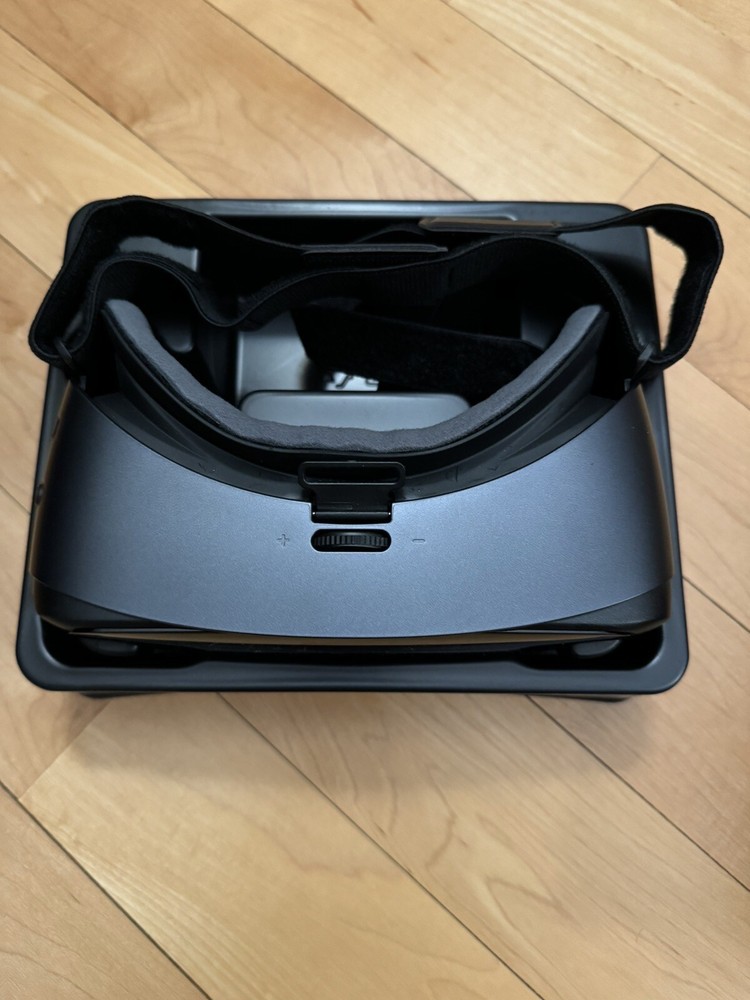 SAMSUNG Gear VR Powered By Oculus (2017 Edition) [Controller Not Included]