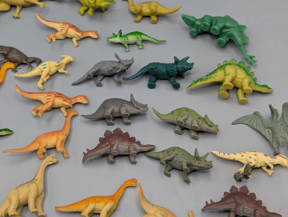 MISC LOT 31 SMALL MINI PVC PLASTIC DINOSAURS APPROX 2" TALL