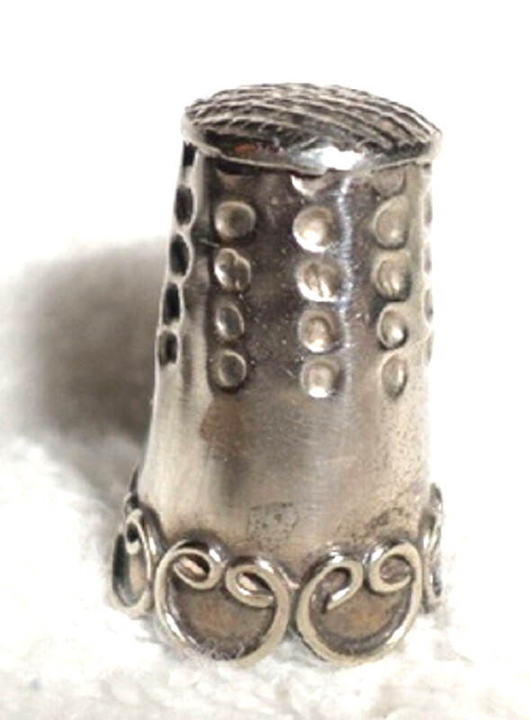 THIMBLE Mexico 2.6 grams Sterling Silver Small Size Curley Cues Unknown Maker