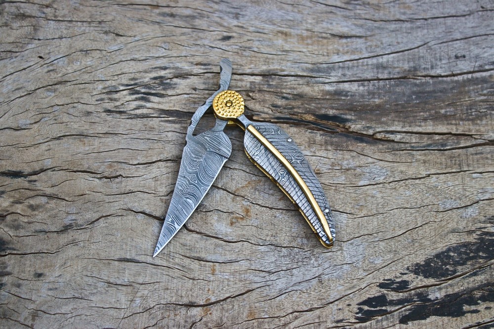 Leaf Design Beautiful handmade Damascus steel folding knife