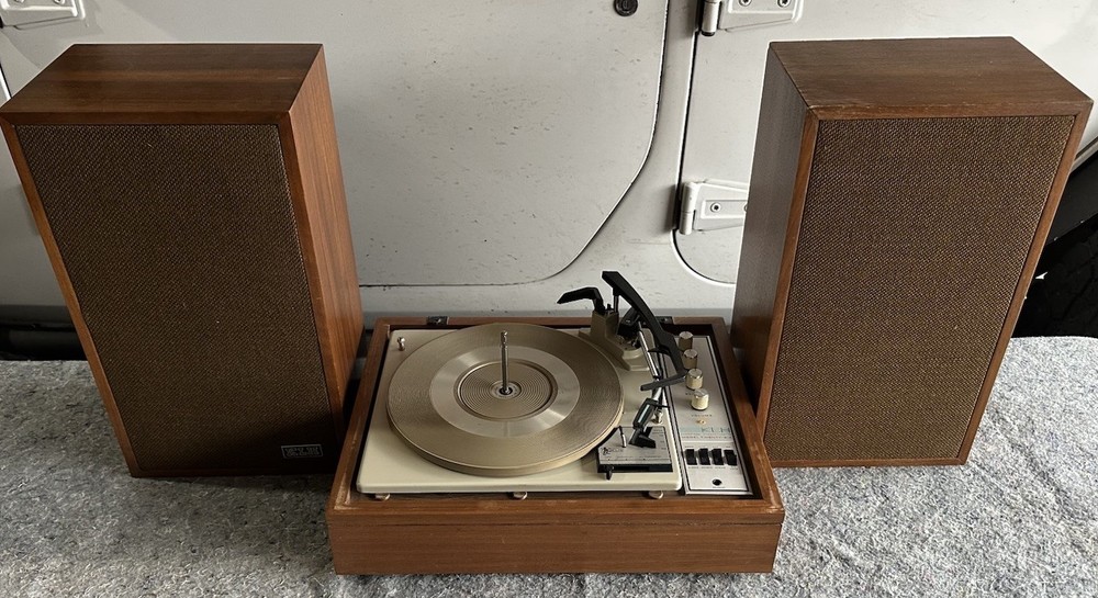 KLH Model Twenty Six Turntable Stereo System & Speakers Untested