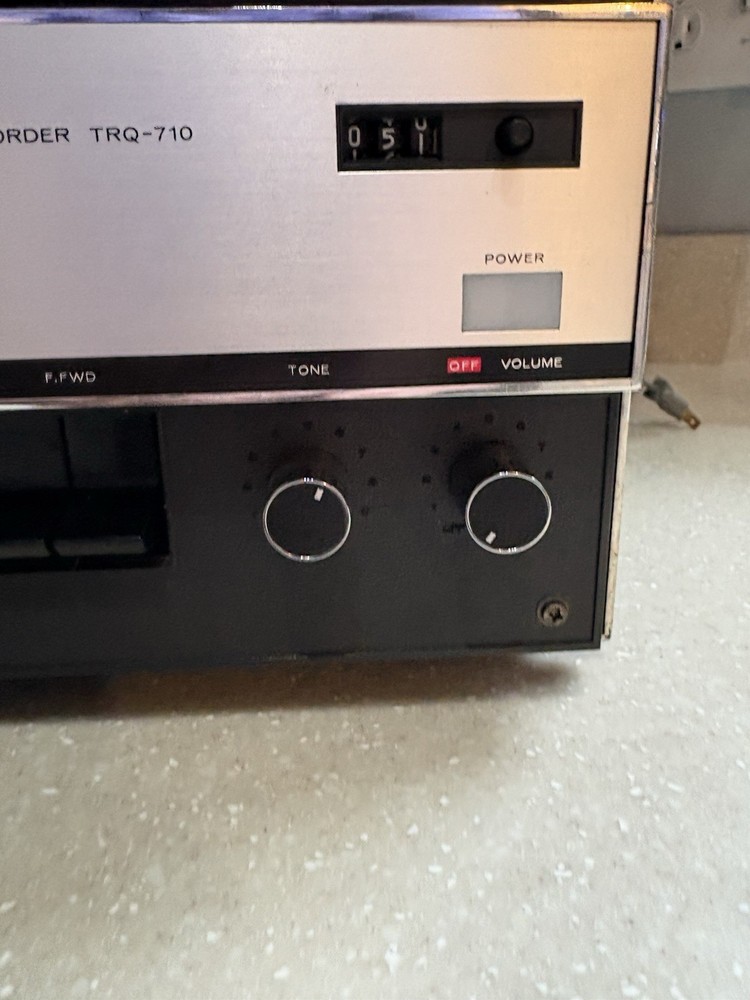 hitachi tape recorder TRQ 710 Powers Up With Microphone Please Read Description