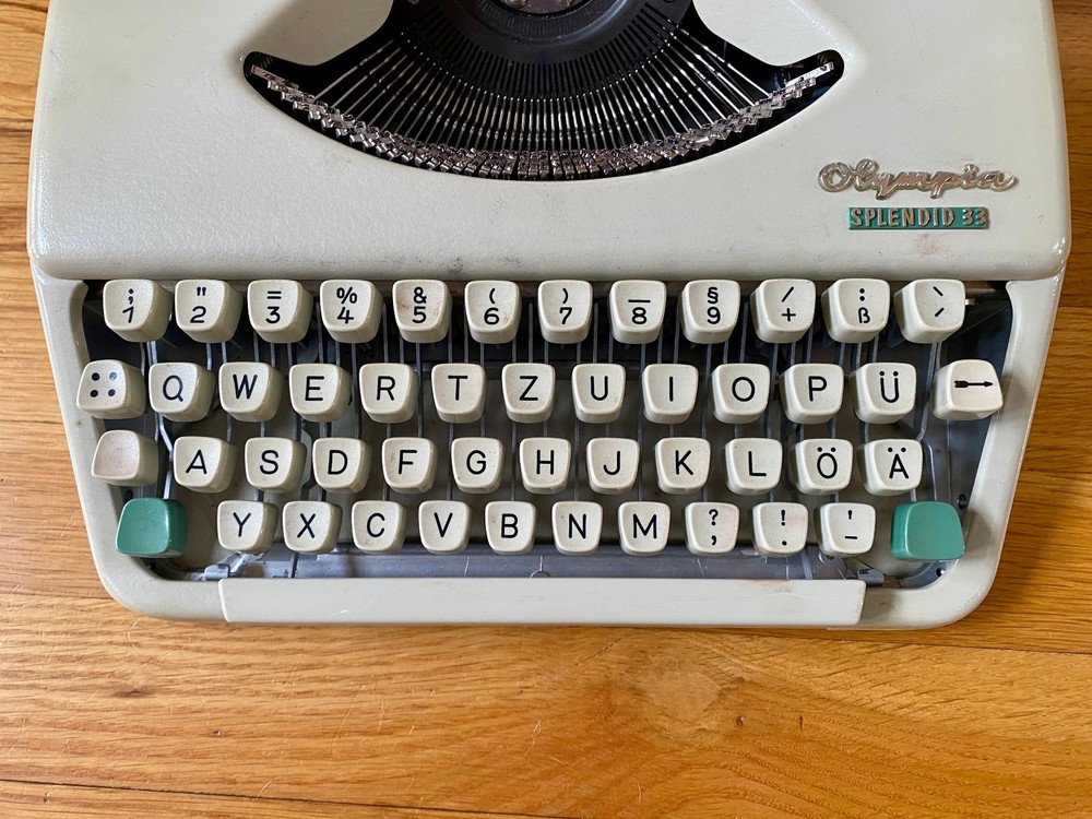 Olympia Splendid 33 Typewriter - German Alphabet Version, With Case