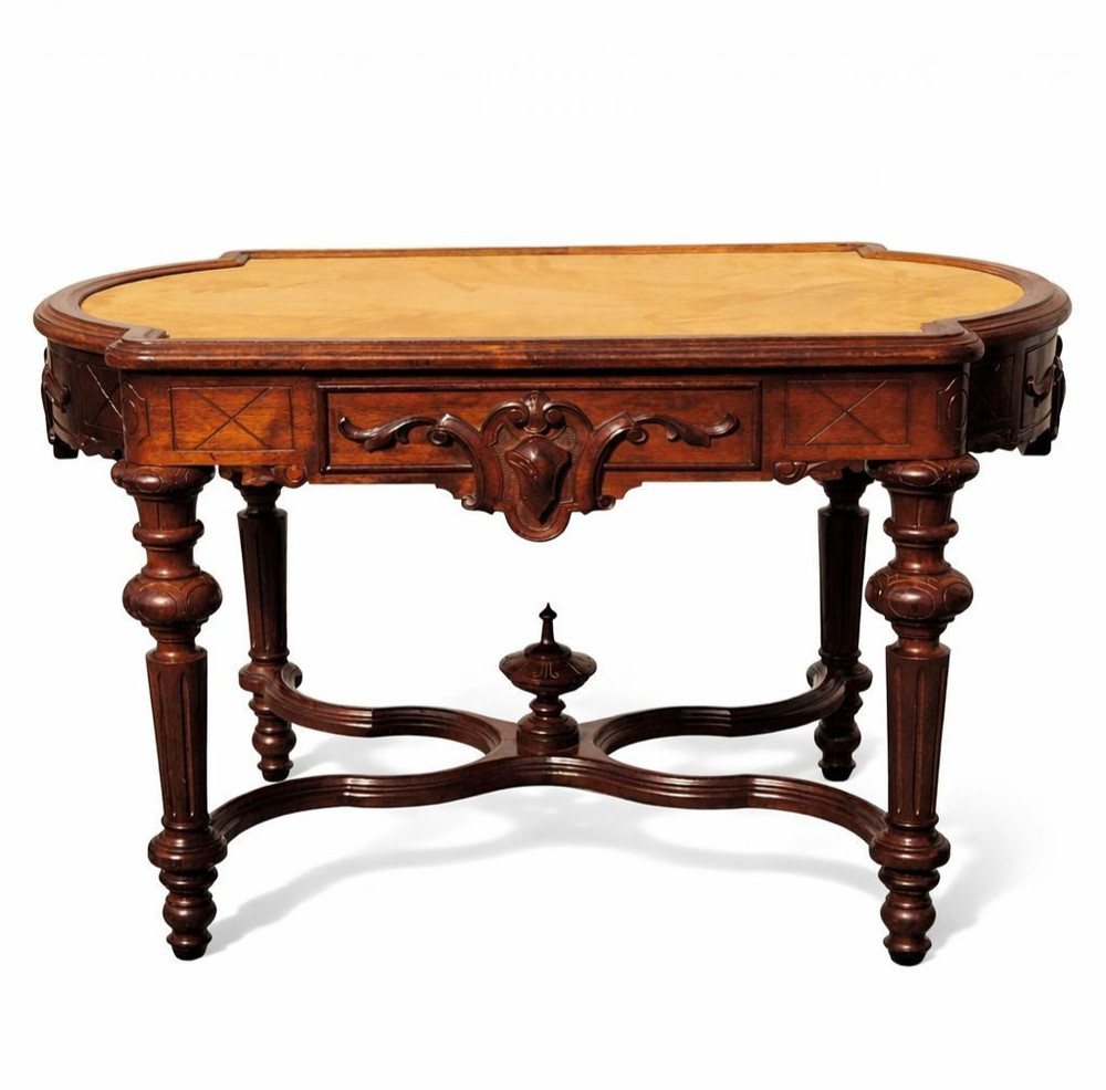19h century American Victorian Walnut Table