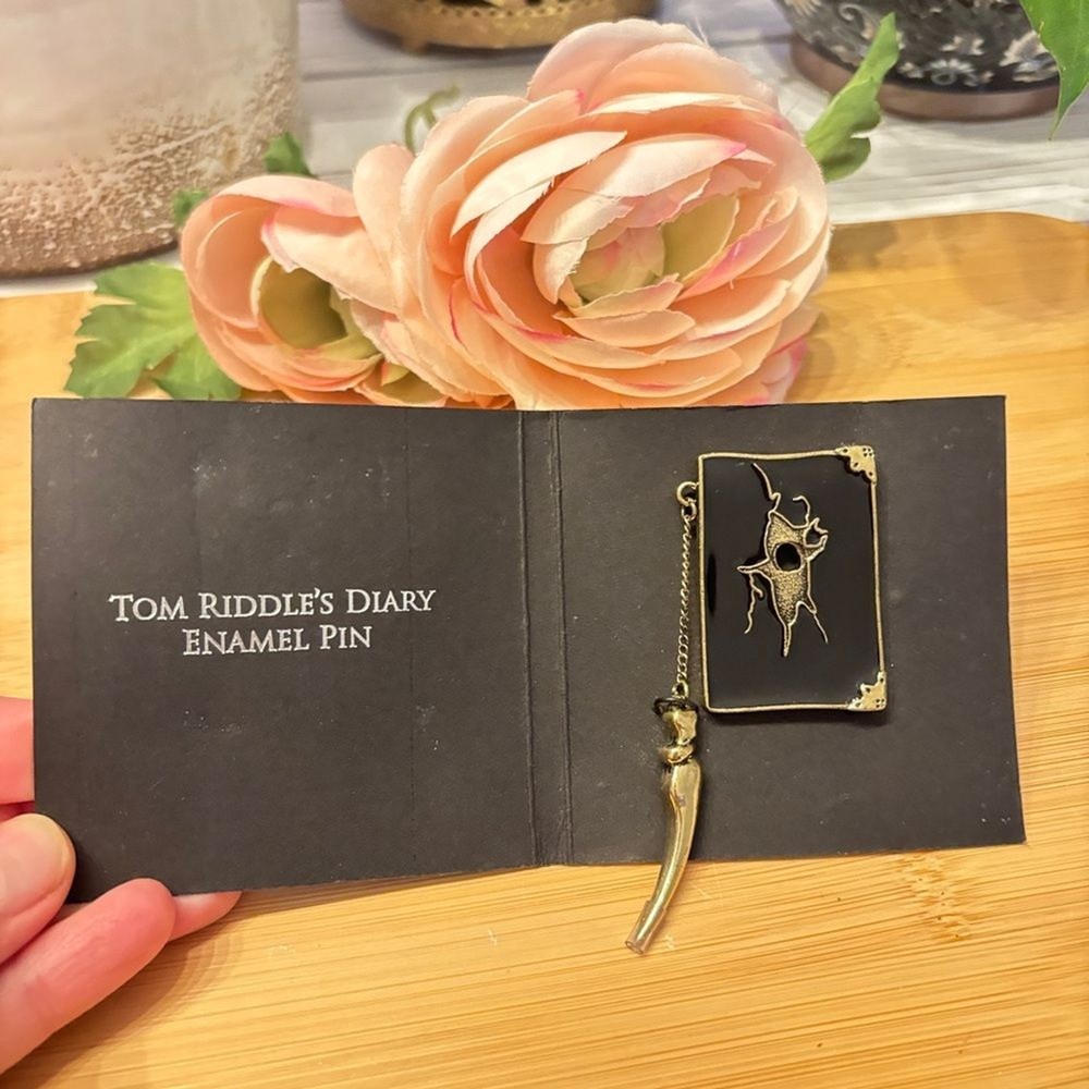Harry Potter - Tom Riddle's Diary Pin - Limited Edition