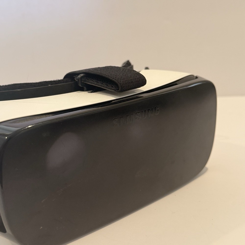 Samsung | Gear VR | Powered by Oculus | Virtual Reality Headset | SM-R322