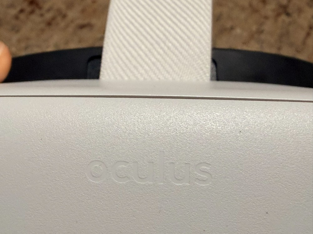 Meta Oculus Quest 2 VR Headset + Controllers – Excellent Condition – Orig Strap