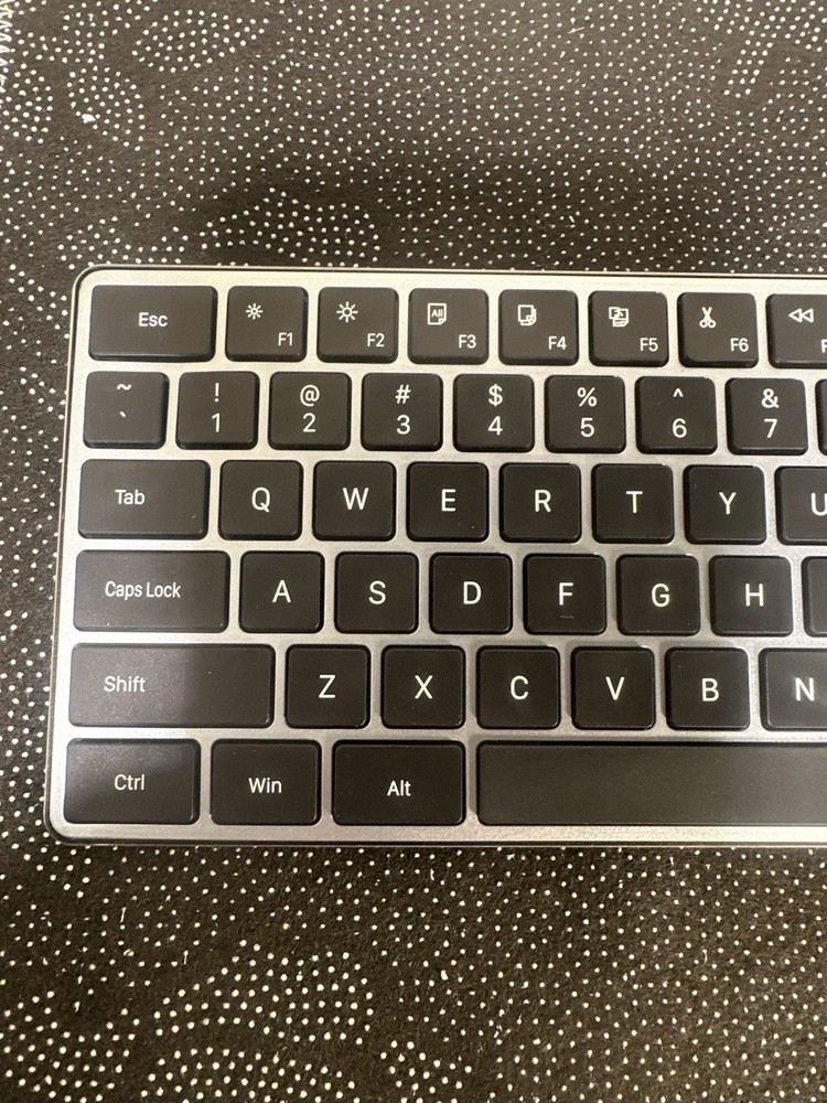 Premium slim layout with number pad + USB dongles – includes charging cable