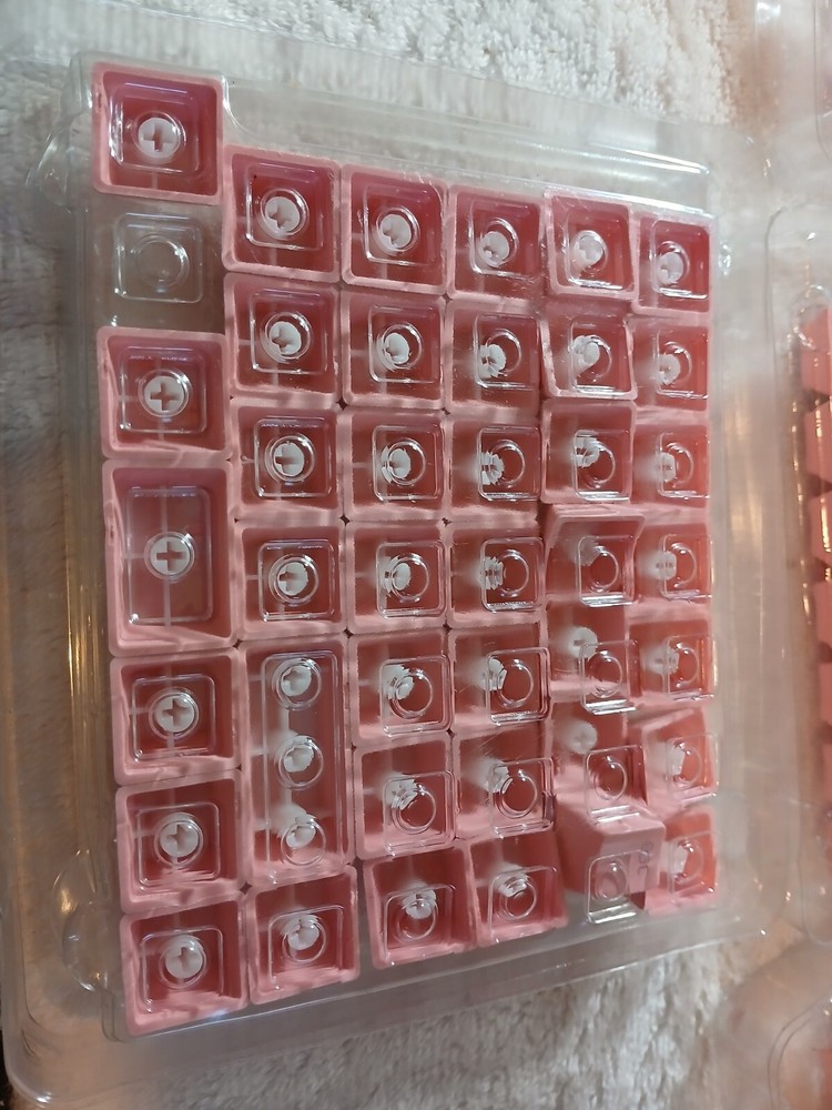 Bekizo KeyBoard.With Extra Pink Keys.NOT TESTED