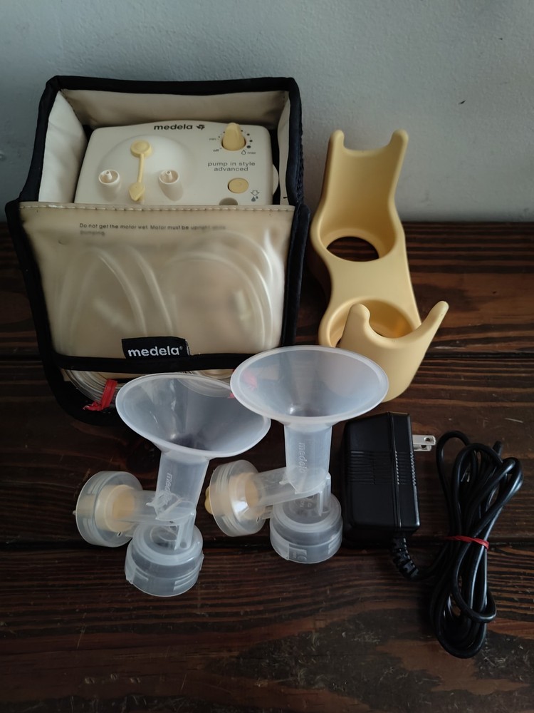 *Medela Breastpump & Case W/ EXTRAS*
