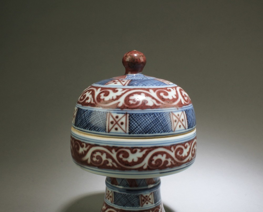 A Porcelain Stem Round Container. 'XuanDe' mark