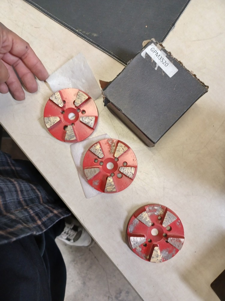 3″ Medium Bond 5 Segments Puck, 18/20#