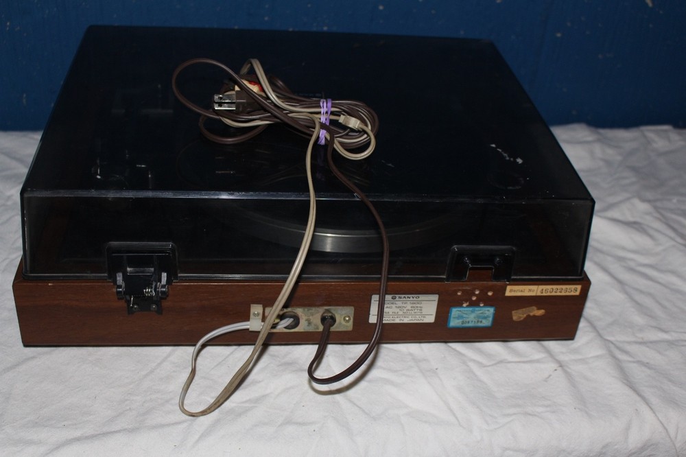 Sanyo TP-1800 Turntable - Missing 1 hinge