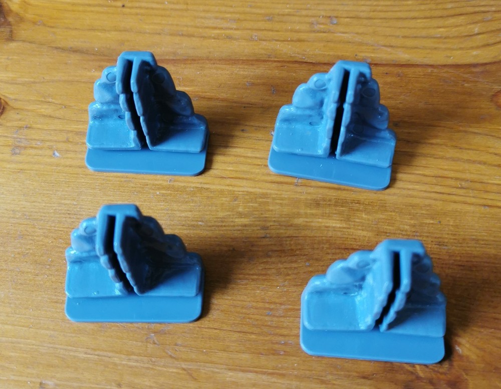 Dark World Game 4 X Castle Wall Clips Waddingtons 1992 (2)