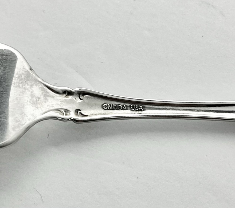 Oneida “Renoir-Pembrooke” 5-Piece Stainless Flatware Set