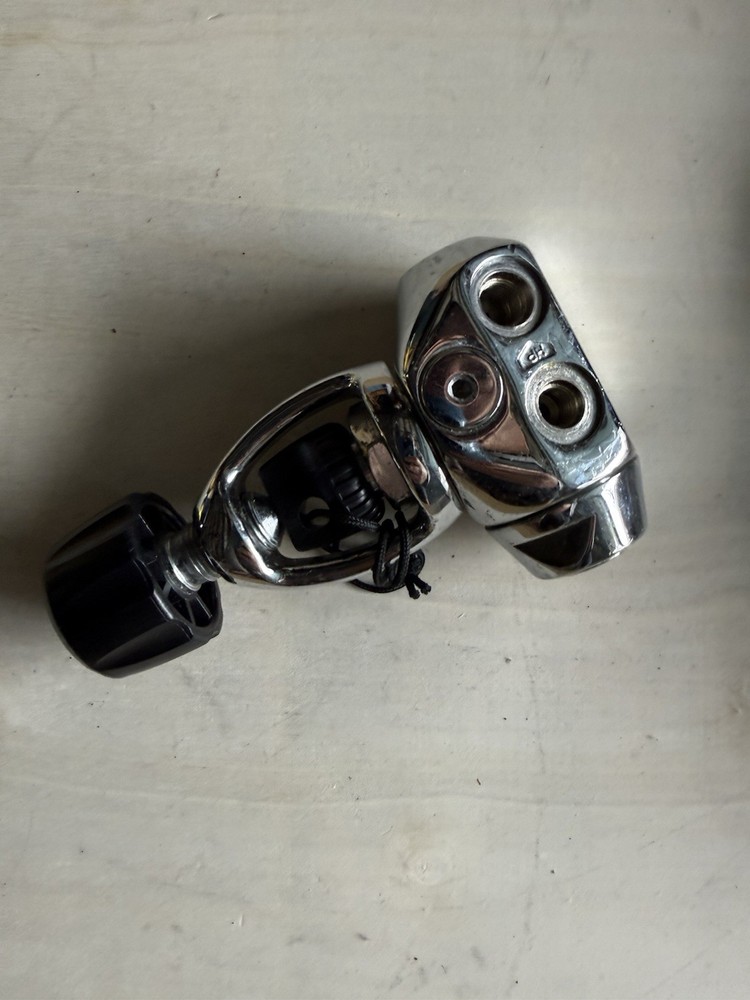 SCUBA DIVING PRE-OWNED MODERN AQUA-LUNG FIRST STAGE Regulator