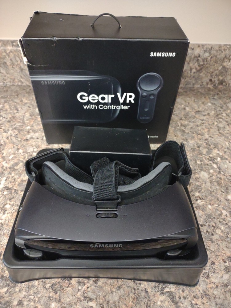 Samsung Gear VR With Controller - Complete - Powered by Oculus