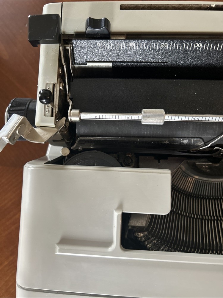 Olivetti Studio 45 Manual Typewriter with Case Made In Spain Tested Working