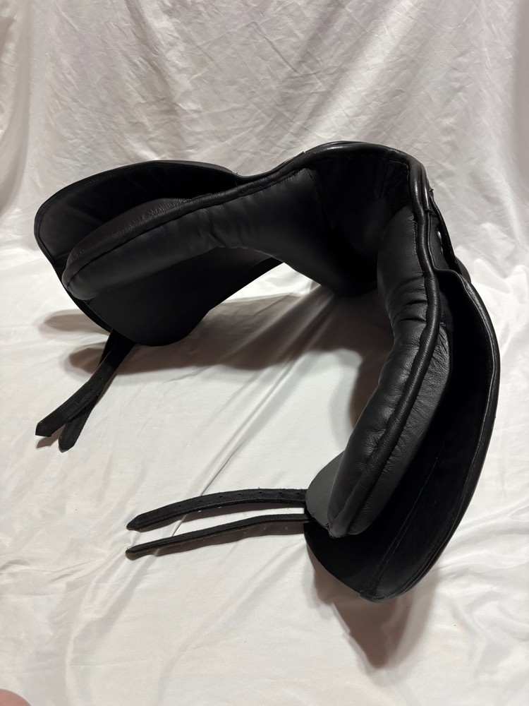 Dressage Saddle 17" Black Good condition