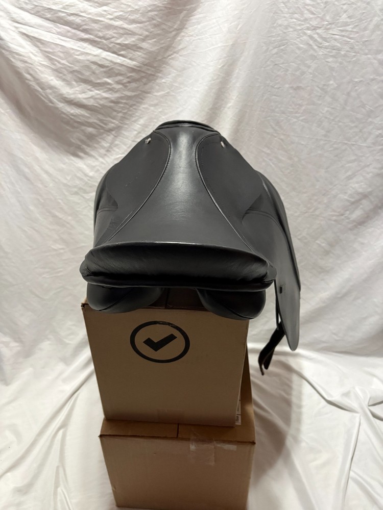 Dressage Saddle 17" Black Good condition