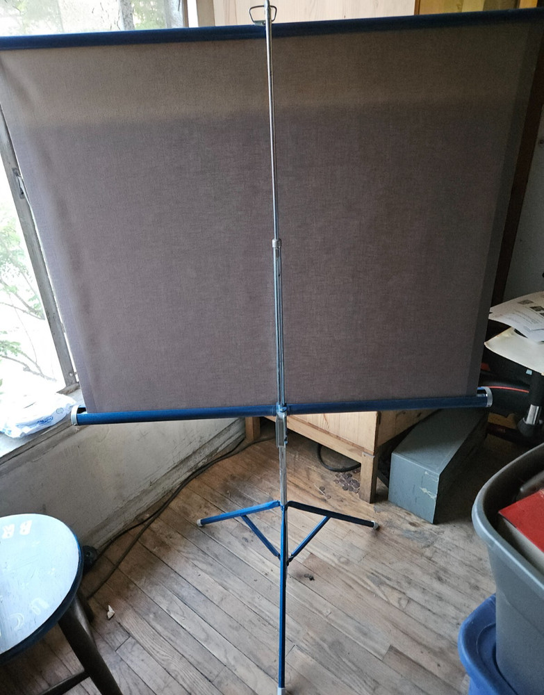 DA LITE FLYER. MID CENTURY MODERN PROJECTION SCREEN. PORTABLE. 40 INCH SCREEN.