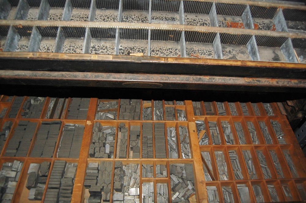 Type cabinet 24 draws bookbinding hot stamping full with type