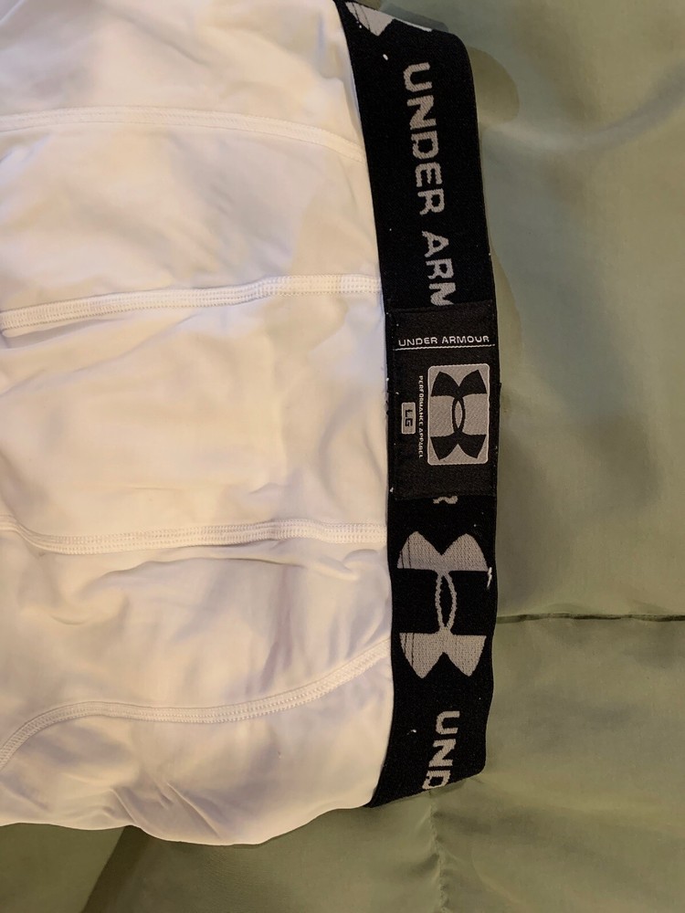 Under Armour Performance Apparel Size L.