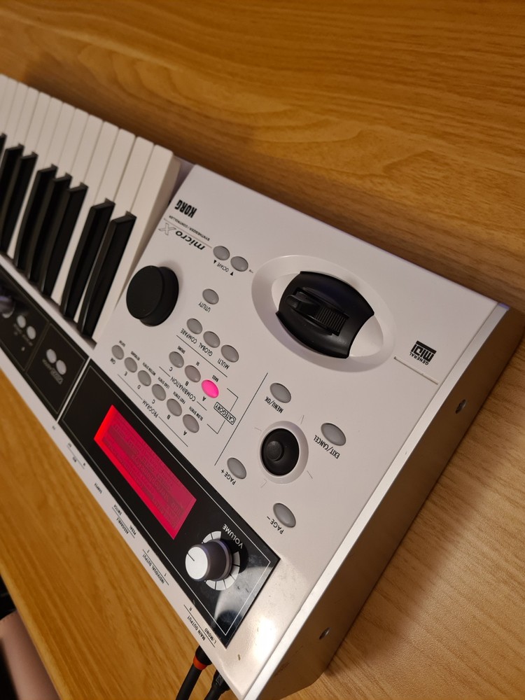KORG MICRO X Synthesizer Digital 25 Key Synth keyboard -EXCELLENT