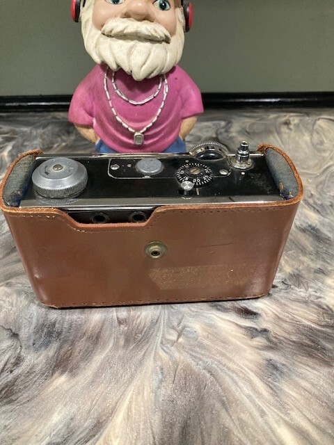 VINTAGE ARGUS C3 RANGE FINDER CAMERA WITH PARTIAL LEATHER CASE