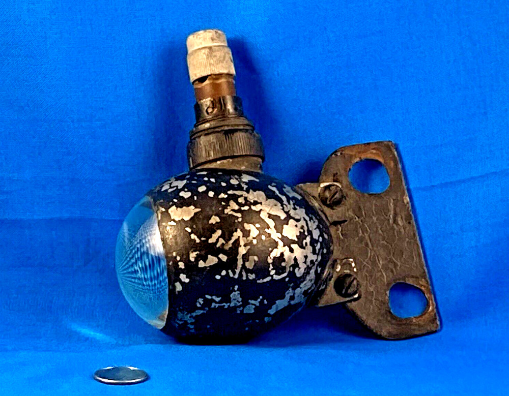 VINTAGE EGG-SHAPED AIRPLANE RUNNING/NAVIGATION LIGHT w/LIGHT SOCKET STAMPED CAY