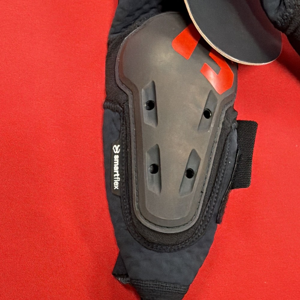 G-FORM E LINE , Knee Guards Adult Medium Black, New