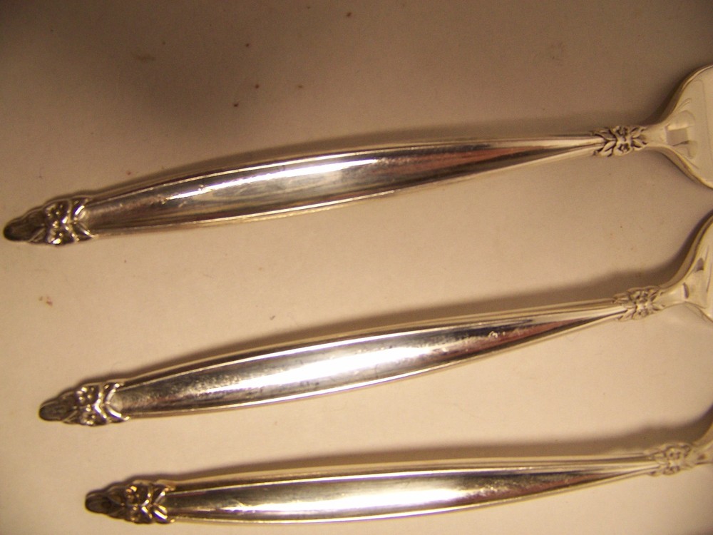 Rogers 1965 Garland Pattern 3 Salad and 1 dinner fork IS Silverplate Flatware