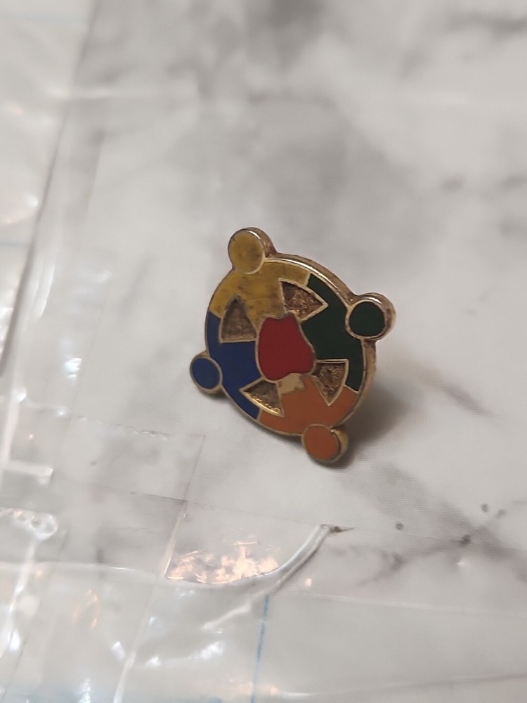 5/8" Enamel APPLE PEOPLE HOLDING HANDS Lapel Hat Pin