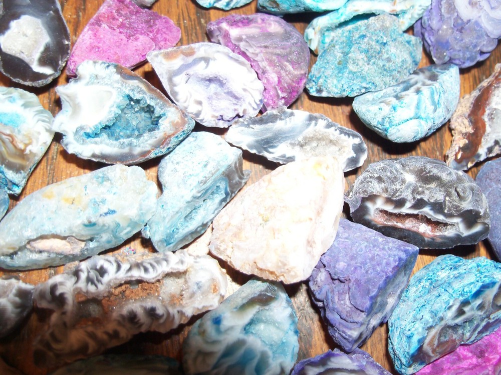 1 mostly dyed agate Oco polished geode per lot.