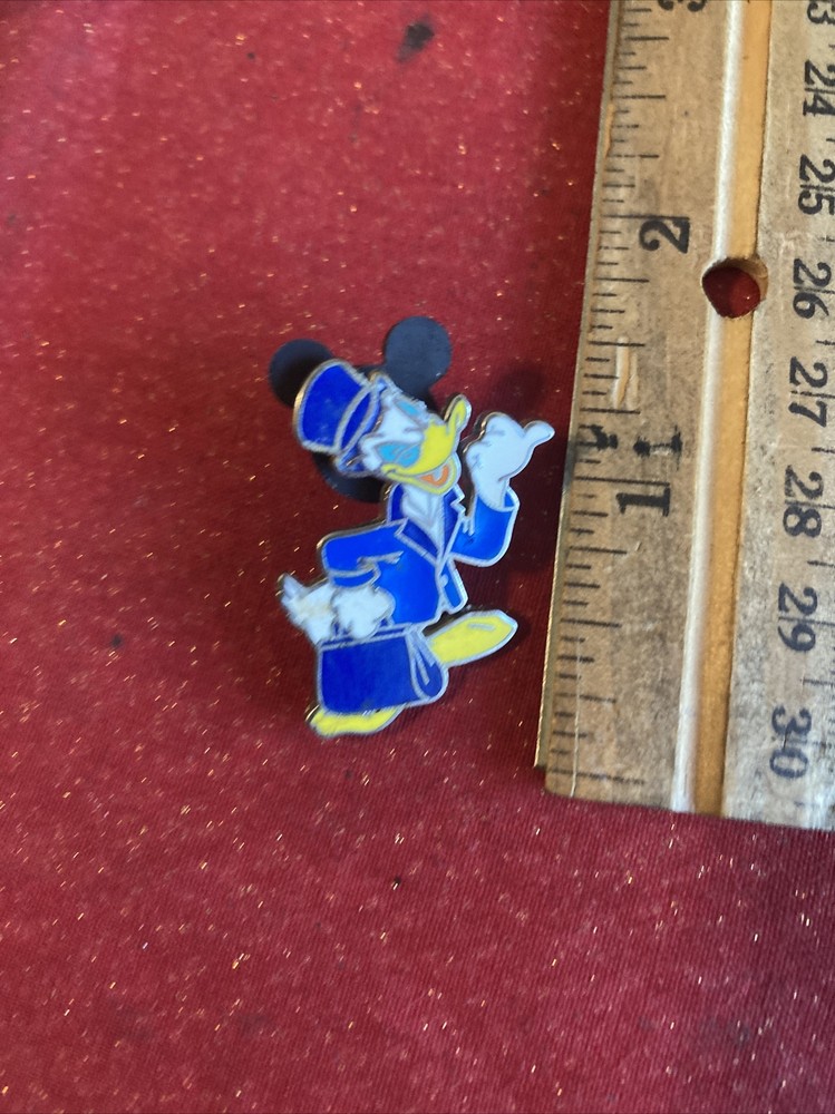 2005 Disneyland GWP Donald Duck Blue Suit Pin