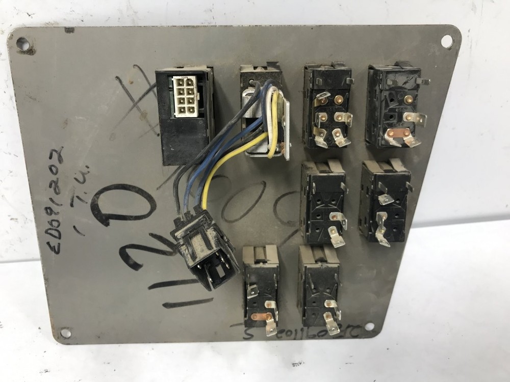International 5500I SWITCH Dash Panel - Used