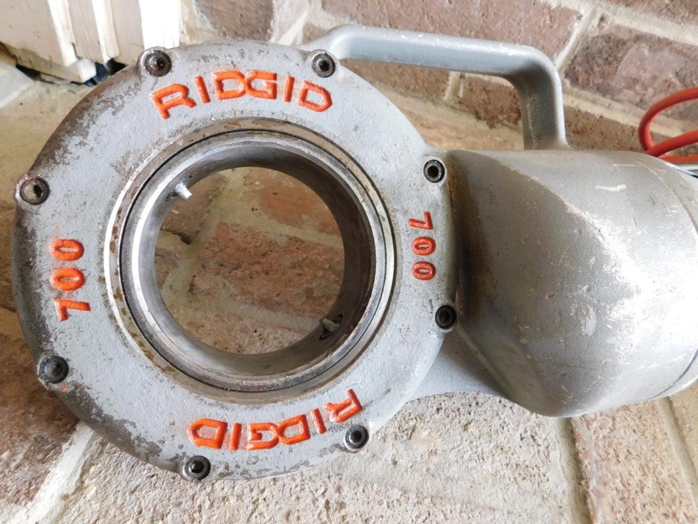 RIDGID 700 PIPE THREADER THREADING MACHINE WITH 6 DIES 1/2" TO 2" WITH CASE