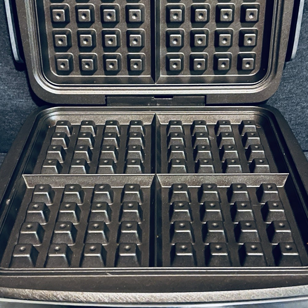 Calphalon Waffle Maker 4-Slice Silver Good Adjustable Browning Control Dial