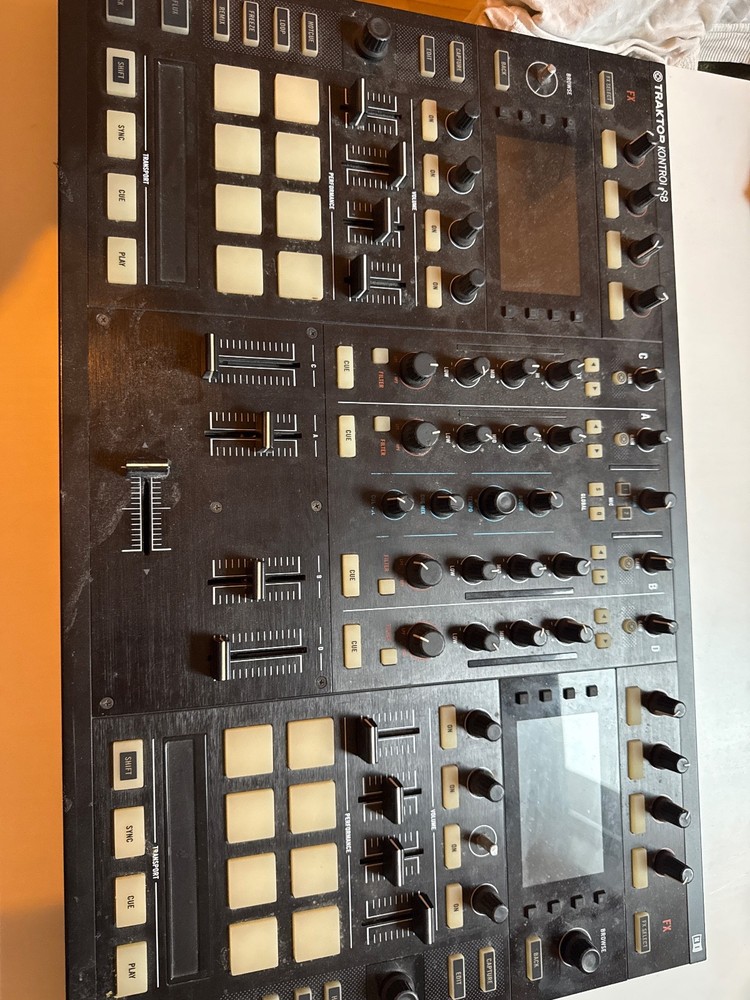 Native Instruments Traktor Kontrol S8 DJ Controller