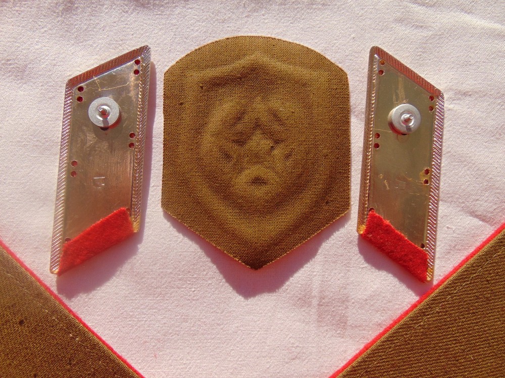 A set of Soviet motorized rifleman's insignia.